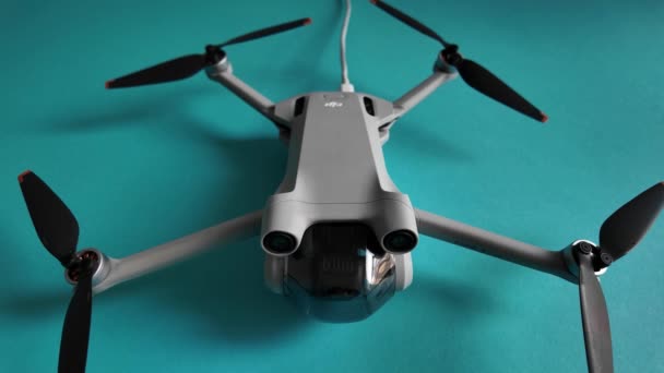 Італія Мілан 2024 Dji Mini Pro Drone Заряджається Компактний Легкий — стокове відео