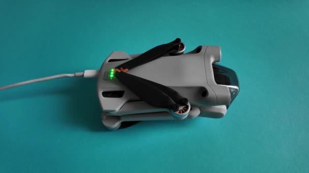Italië Milaan 2024 Dji Mini Pro Drone Laadt Compacte Lichte — Stockvideo