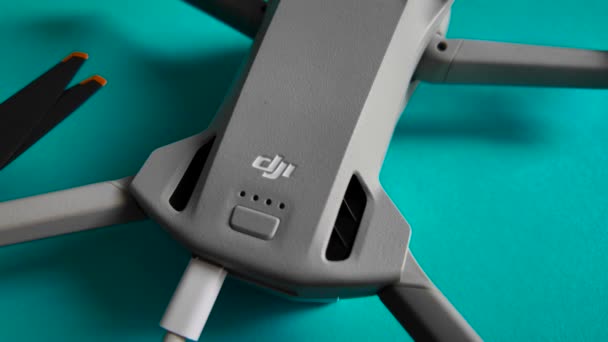 Італія Мілан 2024 Dji Mini Pro Drone Заряджається Компактний Легкий — стокове відео