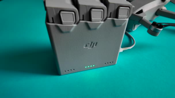ミラノ イタリア 2024 Dji Mini Pro 充電ハブ 3つのドローン電池のための充電プロセス 249グラムの重量を量るコンパクトで軽量なドローン 高品質の4K映像 — ストック動画