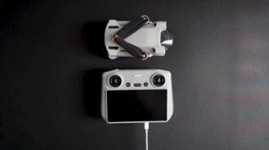 MILAN, ITALY 6.03.2024 İHA için uzaktan kumandayı yüklüyor. Uzaktan kumandalı RC DJI, uzaktan kumandalı Dji mini 3 profesyoneli. Yüksek kalite 4k görüntü