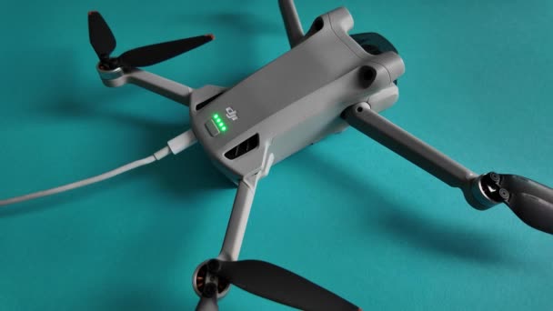 Milán Italia 2024 Dron Está Cargando Dji Mini Pro Fly — Vídeo de stock