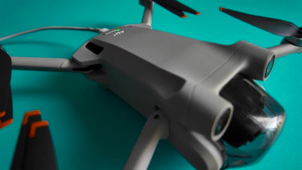 Milano Itália 2024 Drone Está Carregar Dji Mini Pro Voar — Vídeo de Stock