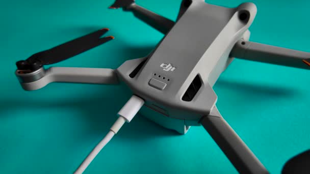 Olaszország Milánó 2024 Dji Mini Pro Drón Töltődik Kompakt Könnyű — Stock videók