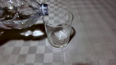 Saf su bardağa döküldü. Yavaş çekim. Yüksek kalite 4k görüntü.