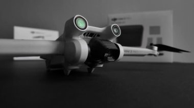 İtalya, Milan 6.03.2024 İHA yaklaşıyor, İHA süspansiyonu düşüyor ve yükseliyor, dikey ve yatay atışa geçiyor. Dji mini 3 pro küçük ve hafif drone ağırlığı 249 g 