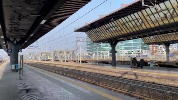 Italien Milano 2024 Ett Tomt Godståg Passerar Stationen Rogoredo Högkvalitativ — Stockvideo