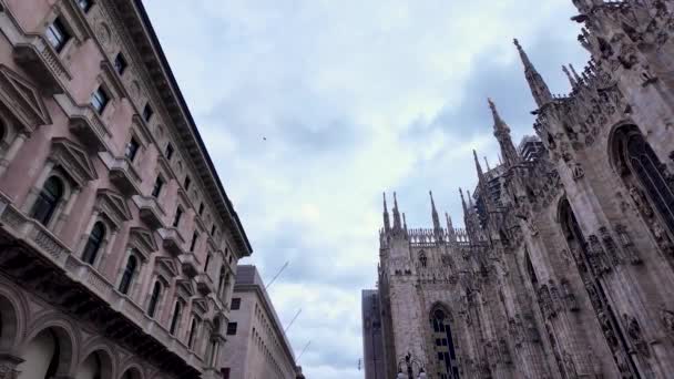 曇りの空ミラノ イタリアのスローモーションに対するデュオ大聖堂と歴史的な建物の眺め — ストック動画