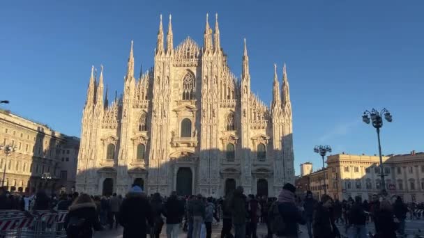 Slow Motion Mensen Lopen Langs Het Duomo Plein Milaan Italië — Stockvideo