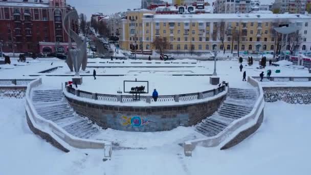 Πετώντας Πίσω Ένα Drone Από Ανάχωμα Της Πόλης Χειμώνα Πόλη — Αρχείο Βίντεο