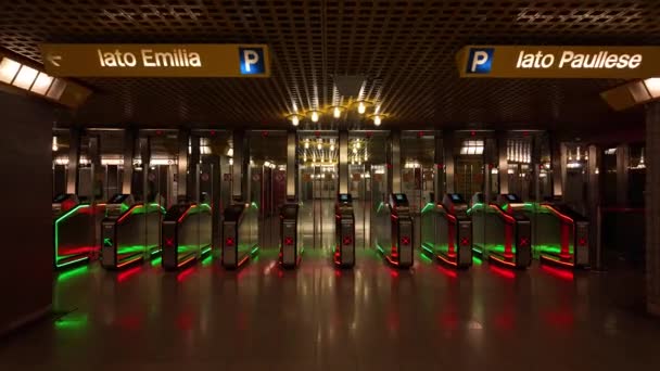 在圣多纳托米兰地铁站 新的票和卡机是黄色的 现代技术 意大利米兰San Donato Milanese的黄色地铁 — 图库视频影像