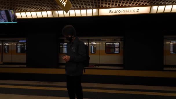 Jeune Homme Masqué Trouve Dans Une Station Métro Images Haute — Video