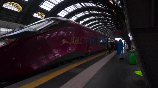 Άνθρωποι Περπατούν Τρένο Υψηλής Ταχύτητας Στον Κεντρικό Σταθμό Του Μιλάνου — Αρχείο Βίντεο