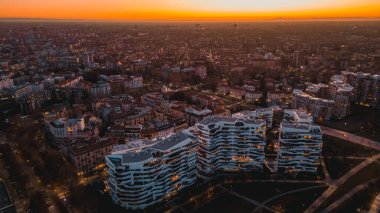 Hava manzaralı Günbatımı şehir yaşamı Milan. Şehrin modern mimarisi. Mimar Zaha Hadid yeni ev. Mimarlık ve tasarım konsepti. 