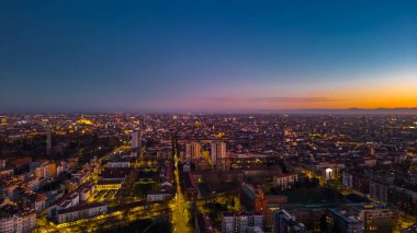 İHA 'dan gece şehir manzarası. Gece şehri konsepti. Şehrin çatılarının ve sokaklarının en üst manzarası.