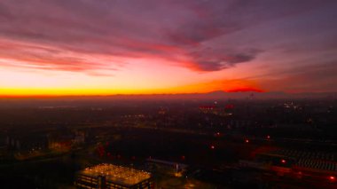 Milan 'da güzel gökyüzü İtalya' da, Milan 'da gece vakti. Gece şehri konsepti. CityScape ile Milano 'da renkli günbatımı. Yüksek kalite 4k görüntü.