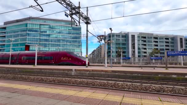 Milan Italie 2024 Train Grande Vitesse Passe Par Une Gare — Video