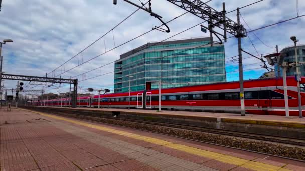 Милан Италия 2024 Высокоскоростной Поезд Проходит Мимо Железнодорожной Станции Итальянские — стоковое видео