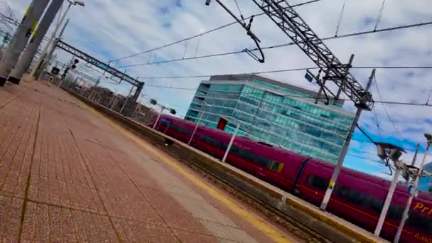 Милан Италия 2024 Высокоскоростной Поезд Прибывает Вокзал Скоростной Поезд Итальянском — стоковое видео