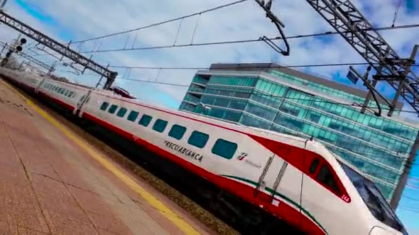 Милан Италия 2024 Высокоскоростной Поезд Прибывает Вокзал Скоростной Поезд Итальянском — стоковое видео