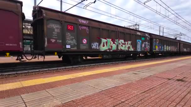 ミラノ イタリア 2024 鉄道駅を通る貨物列車 鉄道車両はグラフィティで覆われている 貨物とビジネスコンセプト ロゴレド駅 タイムラップス 高品質4Kについて — ストック動画