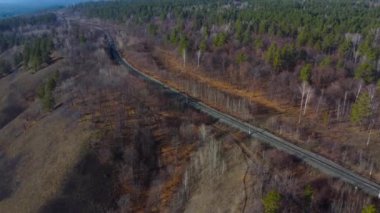 Ormanda sonbahar manzaralı bir demiryolu. Boş demiryolu. Doğanın ormanları koruma ve yeniden ağaçlandırma kavramı. Ahenk Sakinleşmesi. Dünya Yeşil Gezegeni Kurtarın. Yüksek kalite 4k görüntü