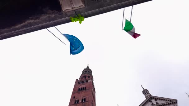 Europeiska Unionens Flagga Och Italiens Långsamma Rörelse Square Duomo Cremona — Stockvideo