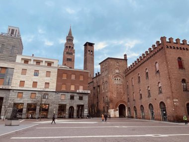 Cremona, İtalya 18.03.2024. Stradivari Meydanı. Stradivari Meydanı 'nda tuğla siperli Cremona Belediye Binası. Yüksek kalite fotoğraf.