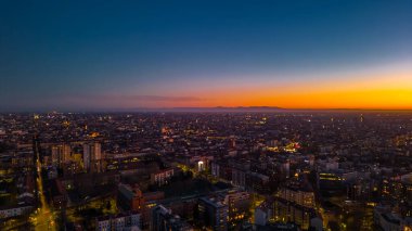 Gün batımında Milan şehrinin güzel panoramik hava manzarası. Metropolis konsepti. Yüksek kalite fotoğraf