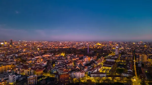 Gün batımında Milan şehrinin güzel panoramik hava manzarası. Metropolis kavramı