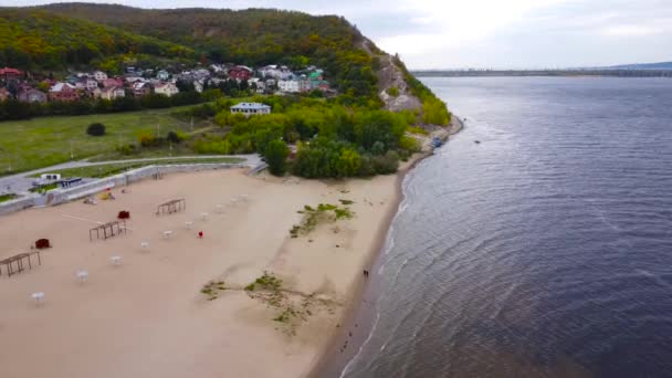 Piaszczysta Plaża Nad Rzeką Jesienią Małżeństwo Spacerujące Plaży Pojęcie Przyrody — Wideo stockowe