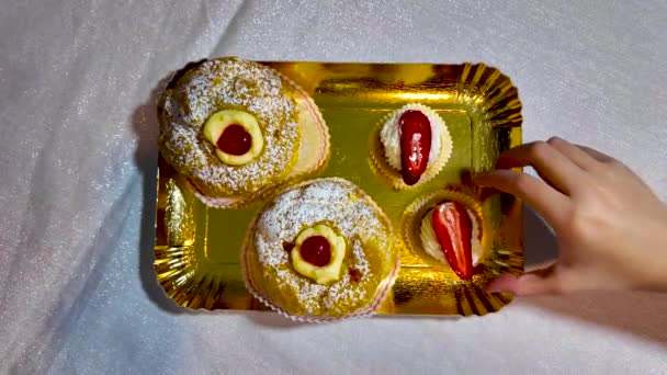 女の子はテーブルからソシリアのお菓子を取ります 典型的なシチリアスイーツ 伝統的なイタリアのペストリー 高品質の4K映像 — ストック動画