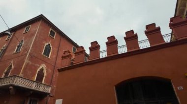 Güzel eski mimari. Verona İtalya 'nın tarihsel kısmını gezin. Eski şehir binalarının mimarisi. Yüksek kalite 4k görüntü