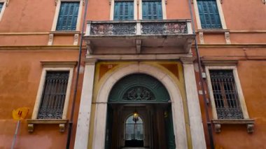 Güzel İtalyan mimarisi. Verona İtalya 'nın tarihsel kısmını gezin. Eski şehir binalarının mimarisi. Yüksek kalite 4k görüntü