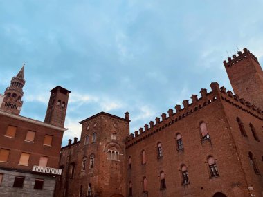 Cremona, İtalya. Antonio Stradivari Meydanı Gia Meydanı Cavour. Tarihi mimari konsepti. İtalyan ortaçağ mimarisi. İtalyan Simgesi.