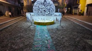 İtalya, Stresa 01.01.2024. Meydanda parlayan güzel bir kardan adam. Noel için süslenmiş güzel bir cadde. Yeni yıl ve Noel tatili konsepti. Yüksek kalite 4k görüntü