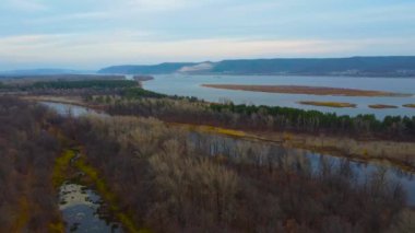 Hava Zarafeti Volga Nehri, Orman ve Grushinsky Festivali 'nde Sonbaharın Özünü Yakalıyor. Yüksek kalite 4K drone görüntüsü. Rusya, Samara bölgesi