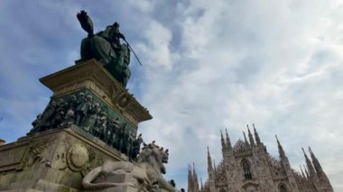 Milan 'daki Duomo Katedrali, Milano Katedrali Duomo di Milano' dan Hiperlapse Timelapse ve Piazza del Duomo 'daki Victor Emmanuel Anıtı. Yüksek kaliteli FullHD görüntüler
