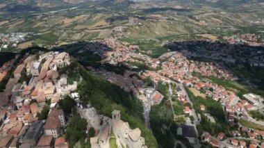 San Marino şehir manzarası, Guaita kalesi San Marino 'daki Titano Dağı' nın zirvesi 15.08.2023. Yüksek kalite 4K Drone görüntüsü.