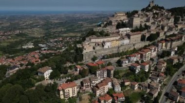 San Marino şehir manzarası, Guaita kalesi San Marino 'daki Titano Dağı' nın zirvesi 15.08.2023. Yüksek kalite 4K Drone görüntüsü.