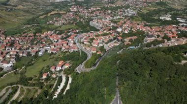 San Marino şehir manzarası, Guaita kalesi San Marino 'daki Titano Dağı' nın zirvesi 15.08.2023. Yüksek kalite 4K Drone görüntüsü
