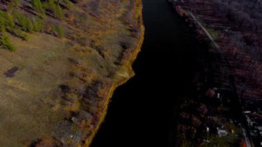 Rusya 'nın Güz Örtülü Hava Görüntüleri Volga Nehri, Ormanı ve Dağları Üzerinde Doğa İnsansız Hava Aracı. Grushinsky Festivali Çayırı Ilık Işıldıyor. Yüksek kalite 4k drone görüntüsü