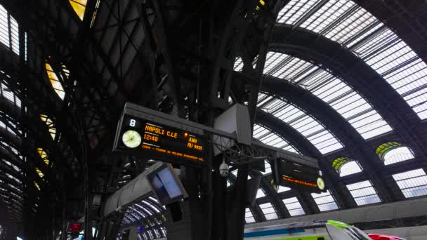 列車出発情報ボードナポリ イタリア高速鉄道駅表示出発スケジュール表示ナポリ 旅行と観光のコンセプト 高品質の4K映像 — ストック動画