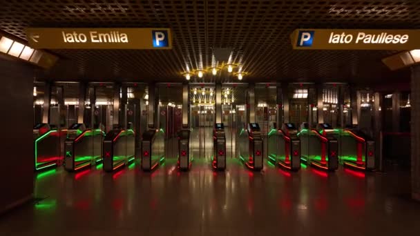 ドナート ミラノ地下鉄駅で新しいチケットとカードマシンが黄色くなりました 現代の技術 黄色い地下鉄線 ドナート ミラノ ミラノ イタリア 2024 — ストック動画
