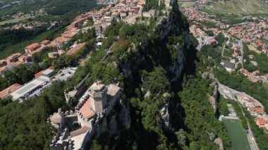 San Marino şehir manzarası, Guaita kalesi San Marino 'daki Titano Dağı' nın zirvesi 15.08.2023. Yüksek kalite 4K Drone görüntüsü.