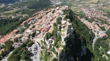 San Marino şehir manzarası, Guaita kalesi San Marino 'daki Titano Dağı' nın zirvesi 15.08.2023. Yüksek kalite 4k görüntü