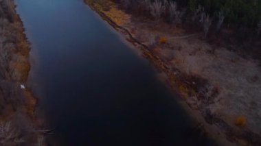 Rusya 'nın Güz Örtülü Hava Görüntüleri Volga Nehri, Ormanı ve Dağları Üzerinde Doğa İnsansız Hava Aracı. Grushinsky Festivali Çayırı Ilık Işıldıyor. Yüksek kalite 4k drone görüntüsü