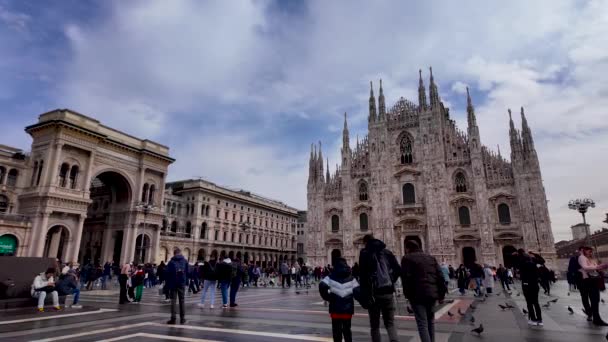 Los Turistas Caminan Largo Plaza Duomo Milán Cámara Lenta Concepto — Vídeo de stock