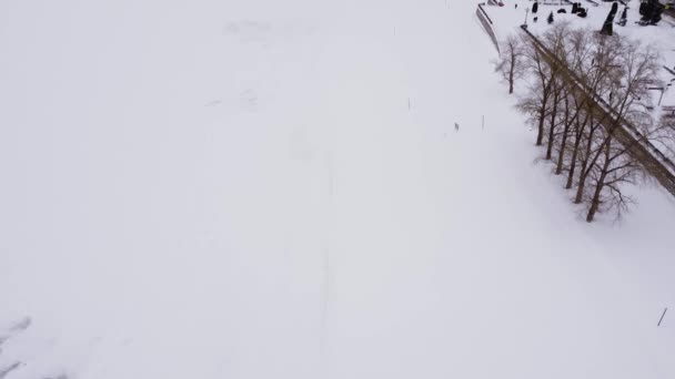Pohled Ledovou Řeku Městský Nábřeží Zimě Pohled Shora Sněžné Město — Stock video