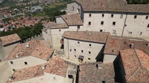 Luchtfoto Van San Marino Stadsgezicht Guaita Fort Top Van Berg — Stockvideo